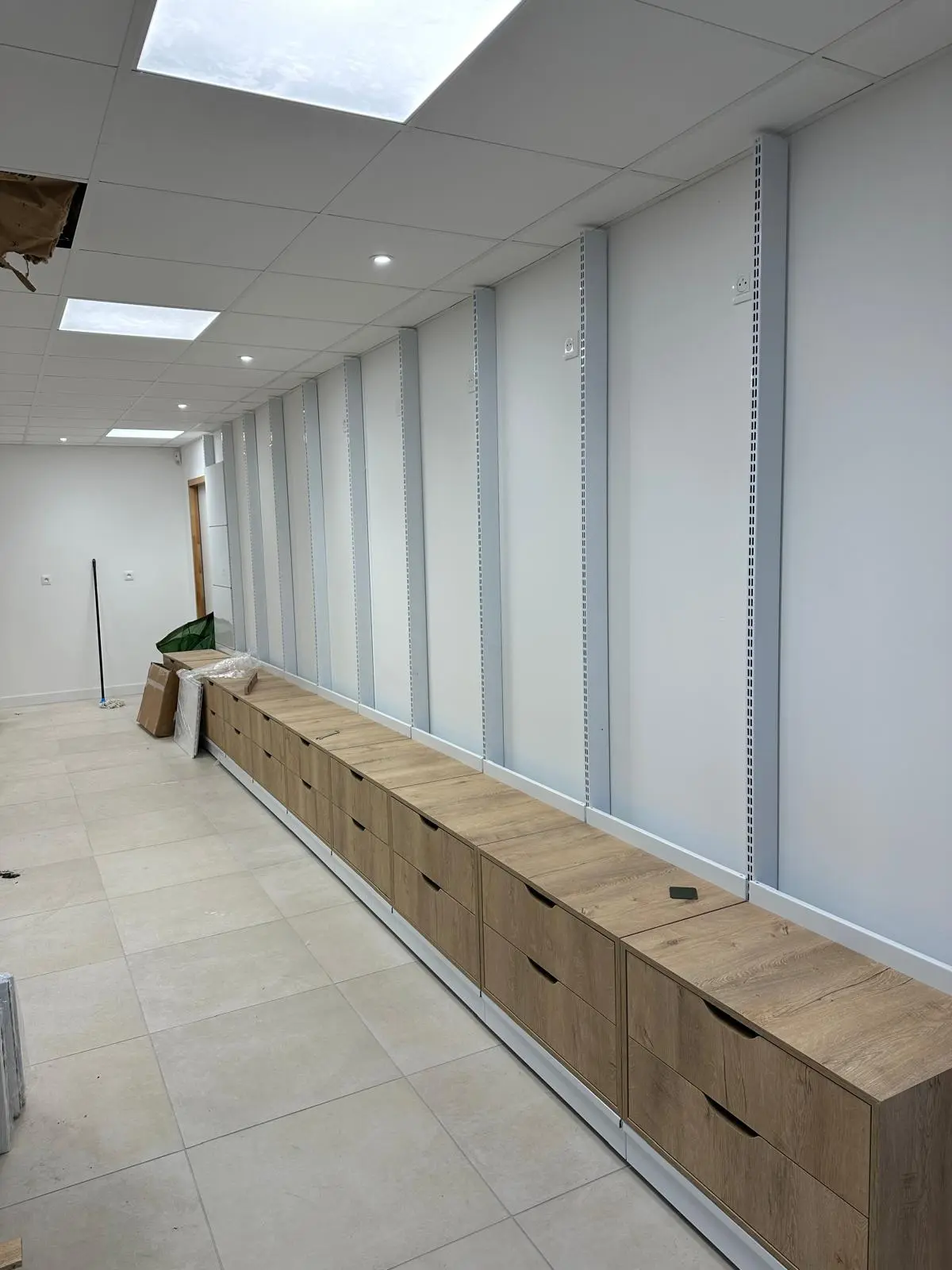 Caissons de rangement en arrière-boutique - Pharmacie des allées, Libourne