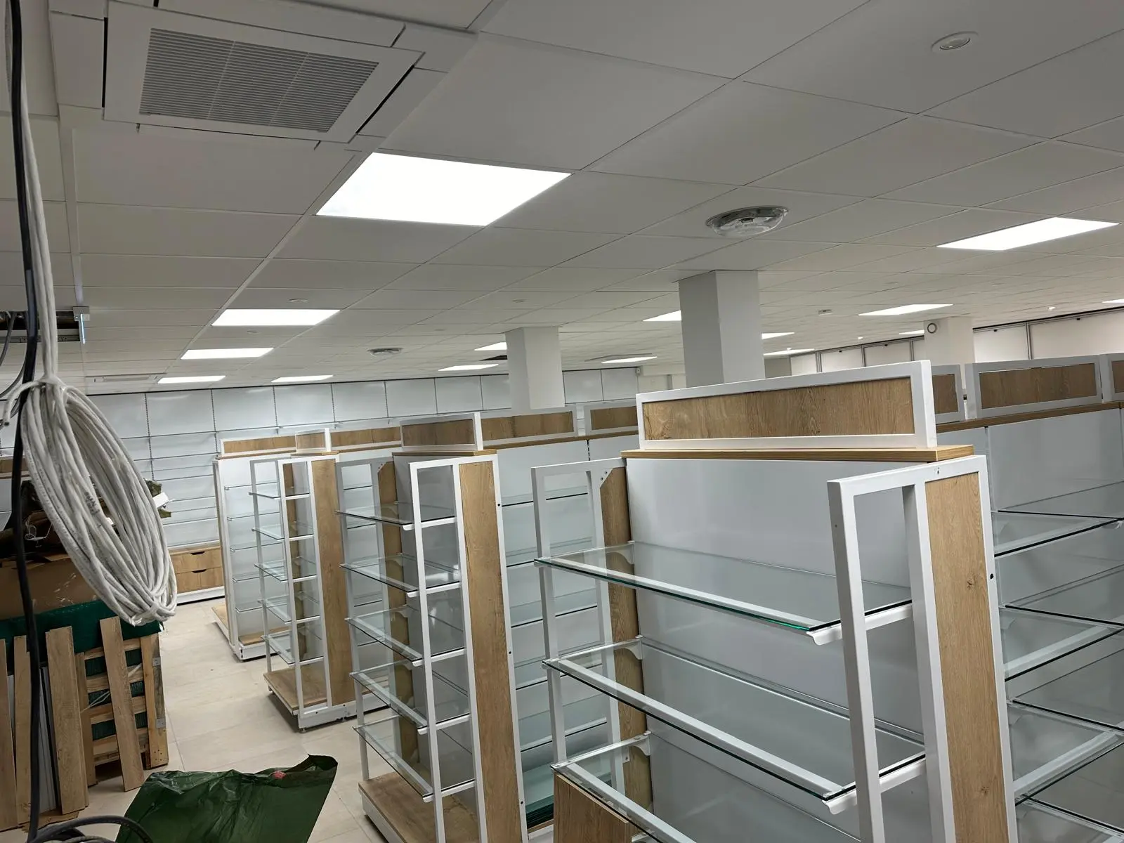 Rayonnage de rangement sur mesure - Pharmacie des allées, Libourne