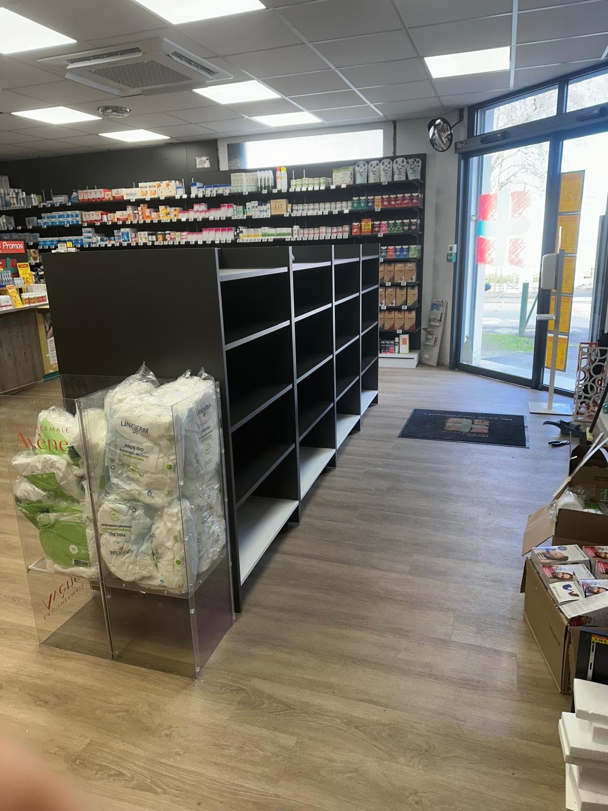 Entrée et présentoirs de la pharmacie à Bègles