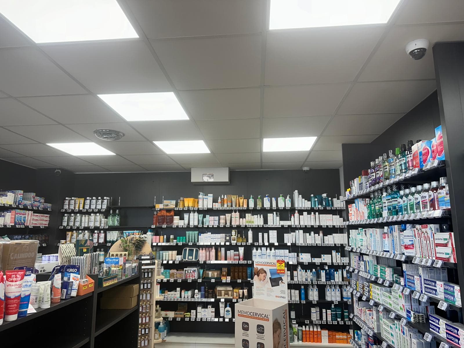 Mobilier mural de la pharmacie rénovée à Bègles