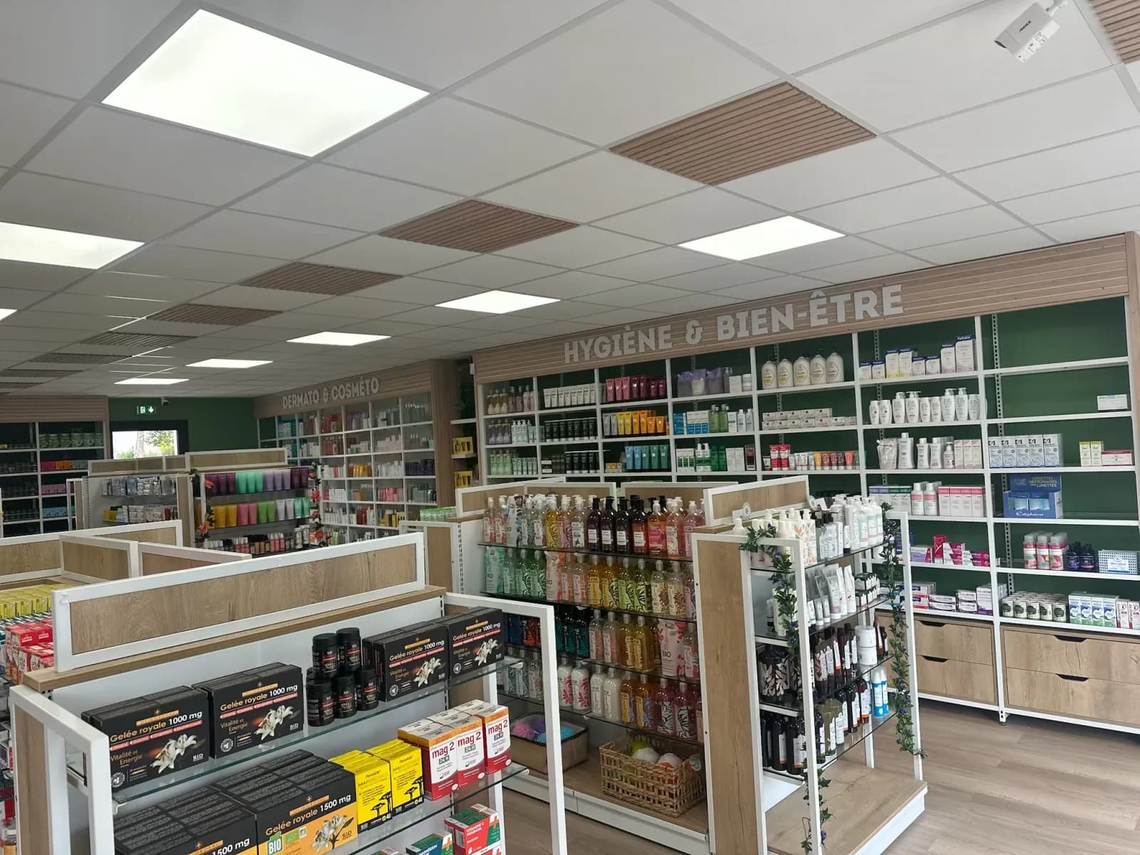 Rayonnages et espace conseil de la pharmacie Lamproi